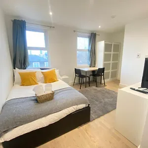Pensión Cozy En-suite Near Stratford, Londres